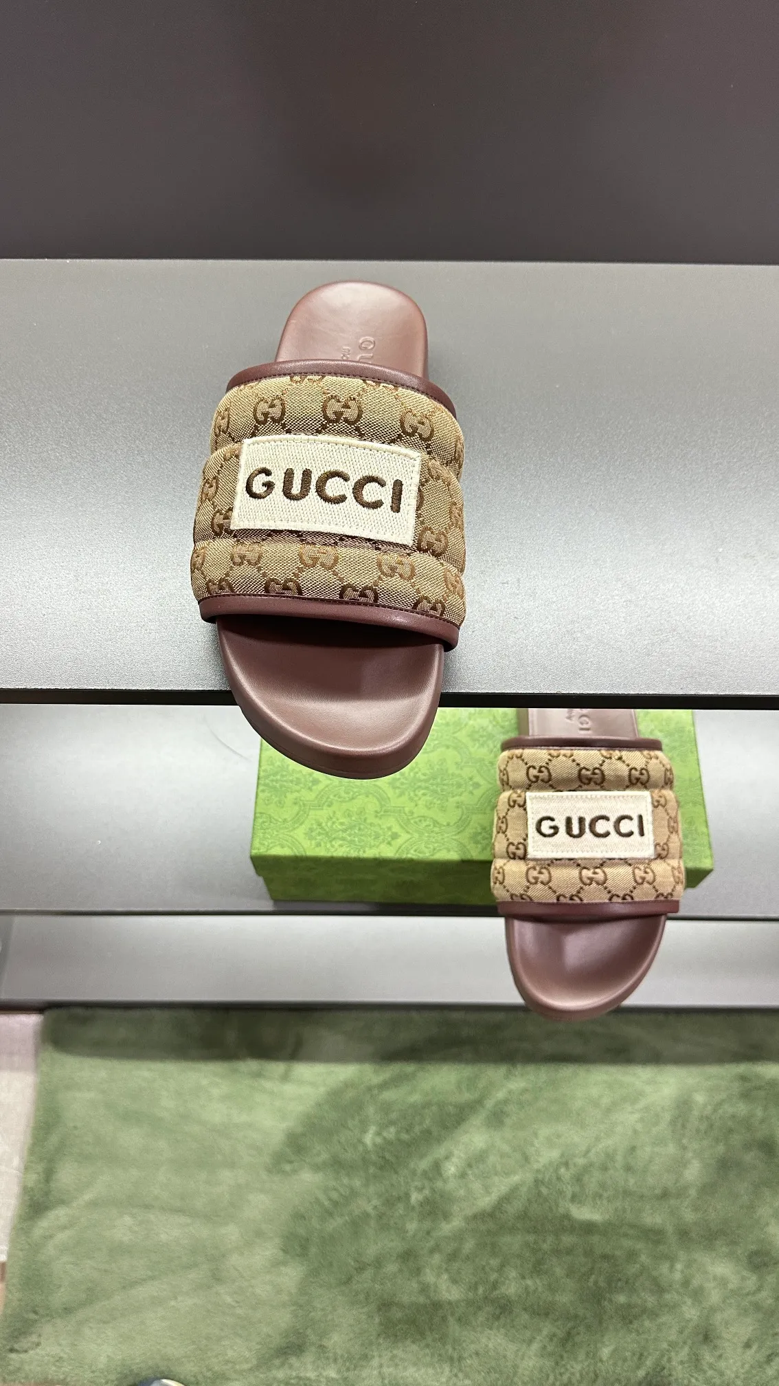 [G Family Couple Style] P: 300💰Female size 36~40 Men's size 39~45, (46. Custom-made Unisex GG slippers This slipper is made of GG polyester fiber and is decorated with a Gucci label on the front, adding a striking logo feel to the style. Beige GG recycled polyester fiber Unisex leather trim "Gucci Made in Italy" embroidered label Rubber sole Flat Made in Italy